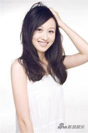 演员练束梅简历,从舞台到荧屏，演艺生涯的多面手