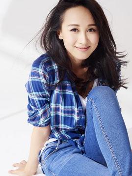 演员练束梅简历,从舞台到荧屏,演艺生涯的多面手