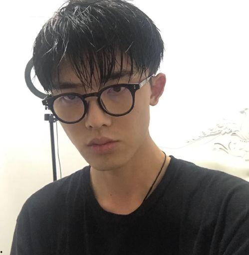 刘一鸣照片,光影中的魅力演绎