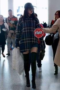 杨幂生活照街拍风衣